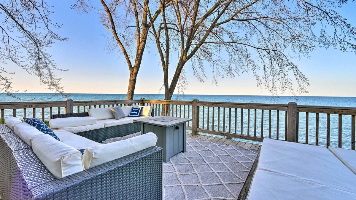 Lexington Cottage | Lakefront Lexington Escape: Steps to Beach!