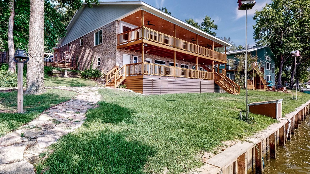 Onalaska House | Lakefront Life | House in Onalaska with fireplace, balcony, central AC, & W/D