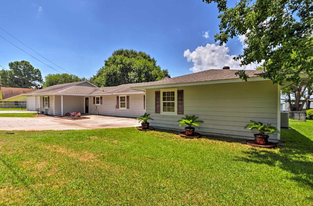 West Livingston House | Lakefront Livingston Home with Dock, 1 Mi to Launch!