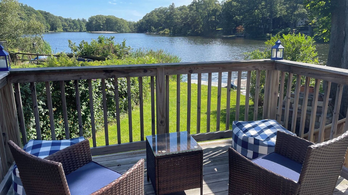 West Milford House | Lakefront Log Cabin less than 1 hour from NYC!
