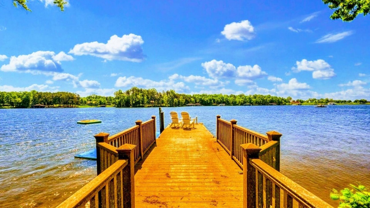 Bumpass House | Lakefront Log Cabin at Lake Anna, Dock, Deck
