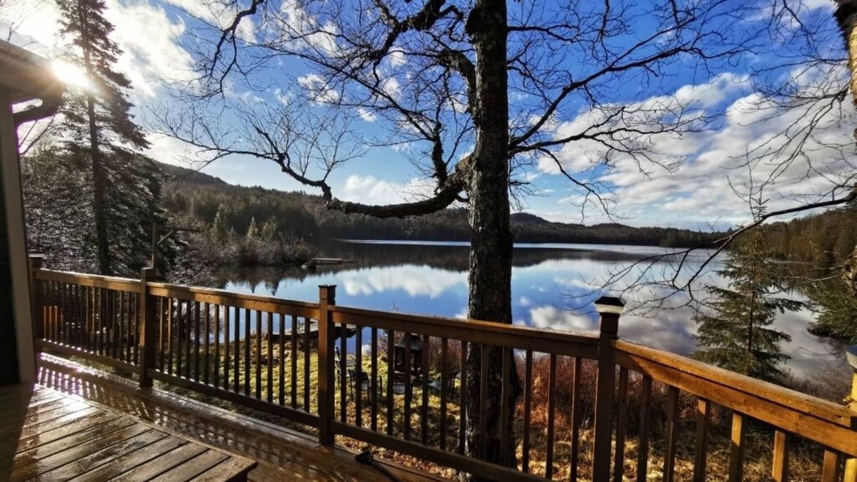 Montcalm Ski Chalet | Lakefront Log Cabin close to ski resorts and nature reserves