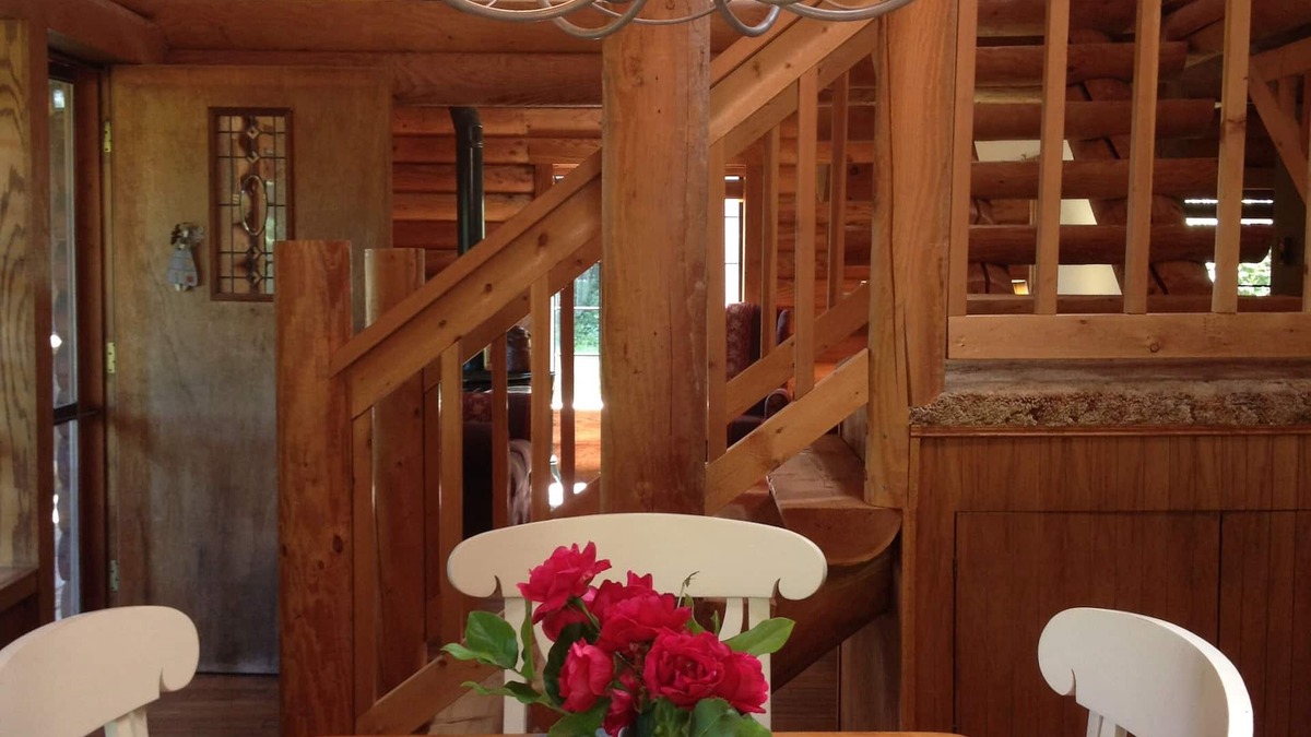 Clinton Cabin | Lakefront Log-Cabin Retreat