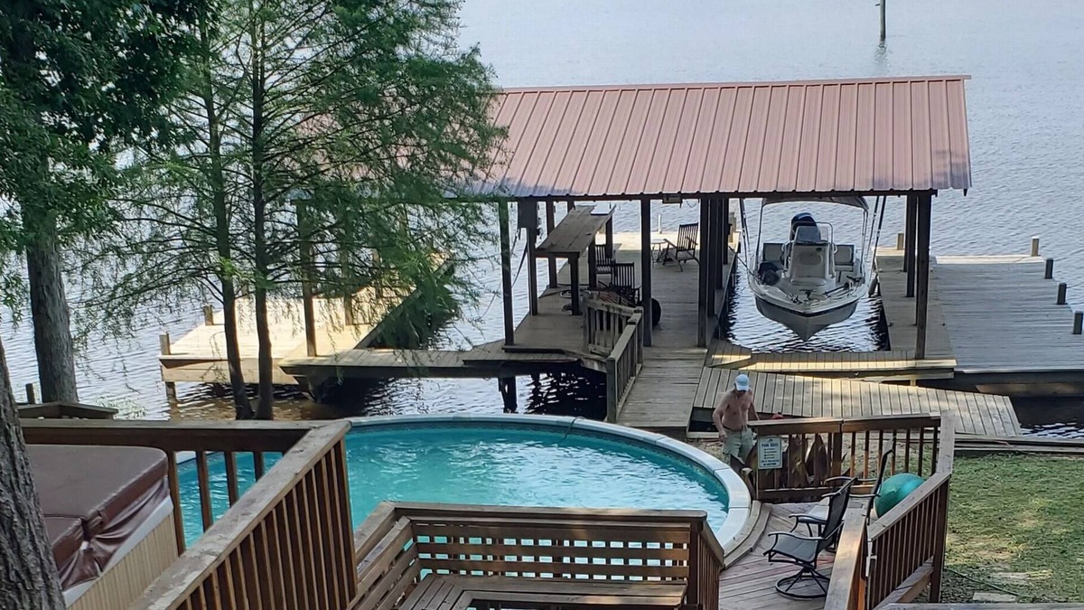 Farmerville Cabin | Lakefront log cabin on Lake D'Arbonne sleeps 10