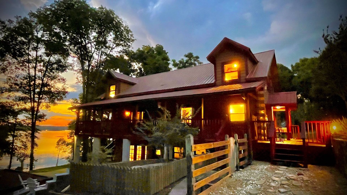 Georgetown Cabin | Lakefront log cabin over looking Walter George Reservoir, aka Lake Eufaula, Al