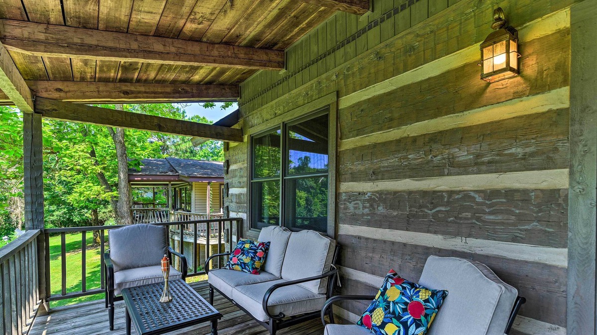 Se Ree Cabin | Lakefront Log Cabin w/ Fire Pit & Gas Grill!