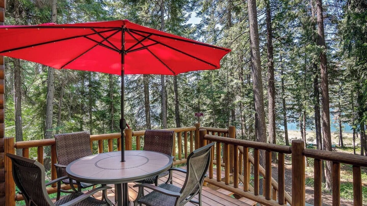 Cle Elum Cabin | Lakefront Log Cabin with Hot Tub/Huge Game Room