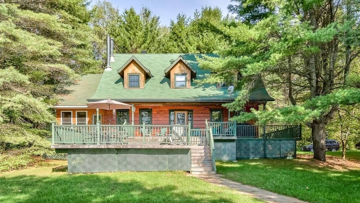 North Frontenac Cottage | Lakefront Log Home Getaway – Pristine Lake. Perfect for Families & Reunions