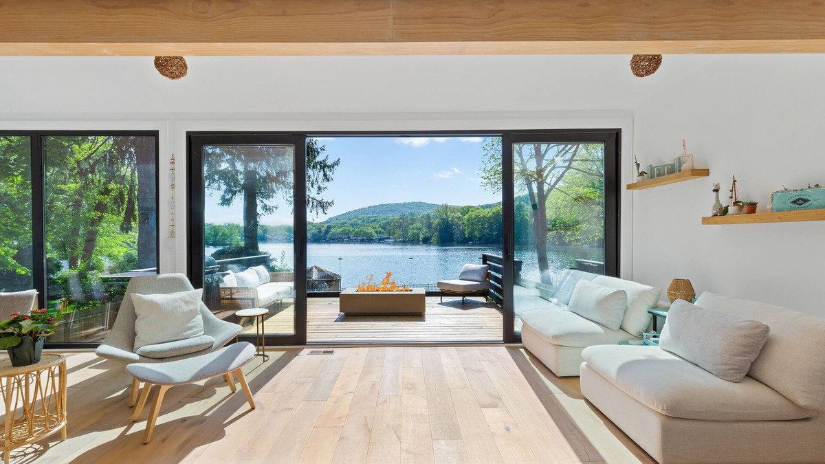 Oakland House | Lakefront luxurious retreat