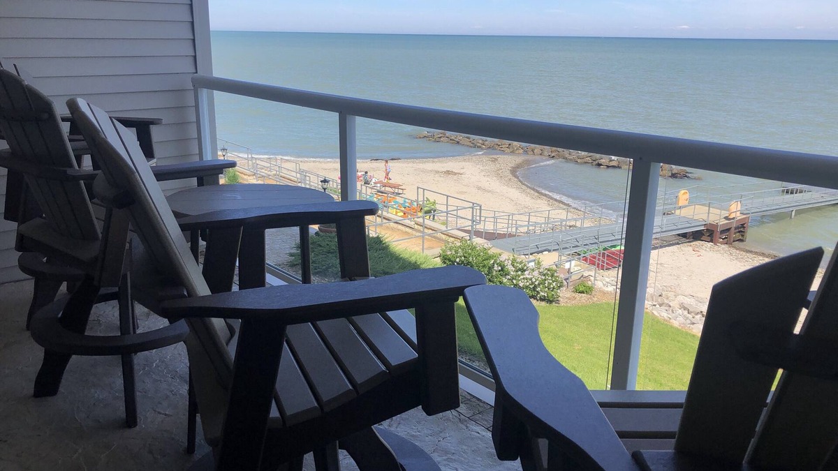 Geneva-on-the-Lake Condo | Lakefront Luxury 2Br/2Ba Lake View/Beach/Indoor Pool/Private balcony