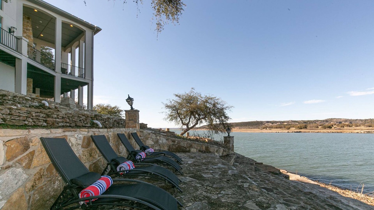 Council Creek South House | Lakefront Luxury-Breathtaking Views-Games-Firepit