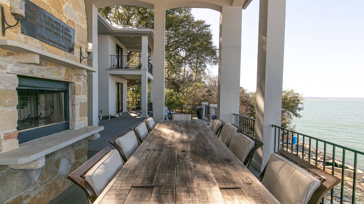 Burnet House | Lakefront Luxury-breathtaking Views-games-firepit