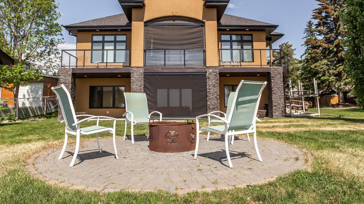 Central Alberta Cabin | Lakefront Luxury Home|AC|Fireplace|Two Ensuites