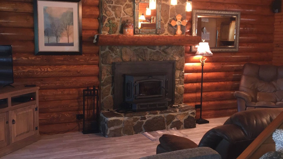 Turtle Beach House | LAKEFRONT LUXURY! Log Home near CYPRESS BEND. Boat House, Fire Pit, Kayaks