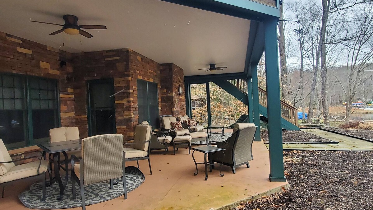 Hamlin House | Lakefront Luxury Mansion in HideOut
