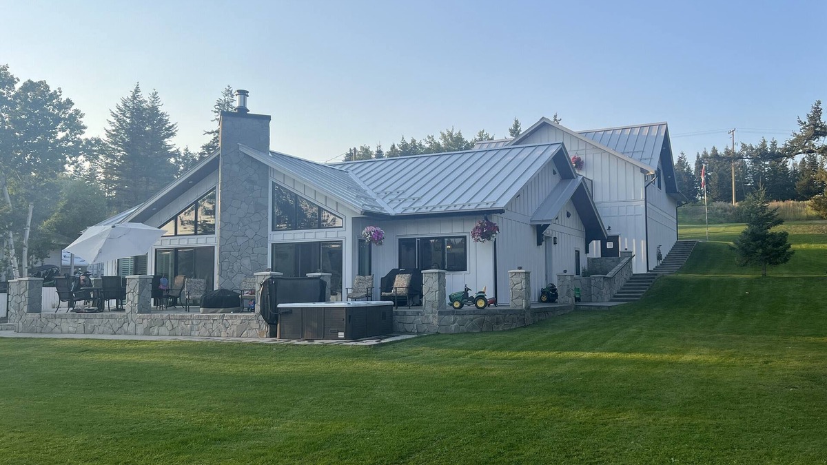 Lac La Hache Ski Chalet | Lakefront Luxury on Lac La Hache – 4BR, Sleeps 8+ Private Launch Dock & Hot Tub!