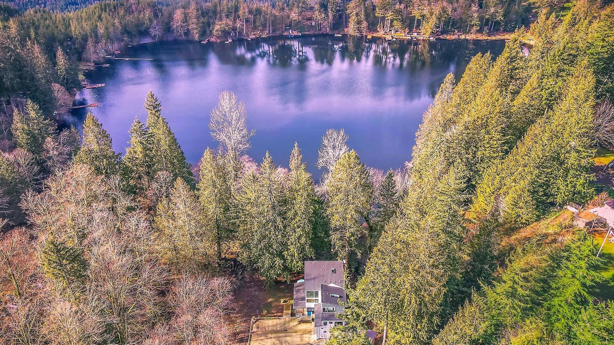 Enumclaw House | Lakefront Luxury: Private Lake Access, Near Skiing