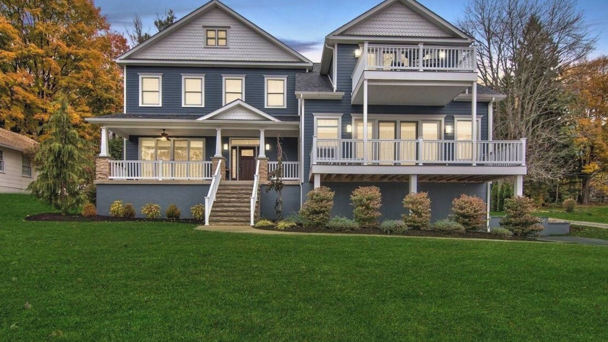 Carbondale House | Lakefront Luxury Retreat at Crystal Lake– Fire Pit Fern hall hiking Game Room