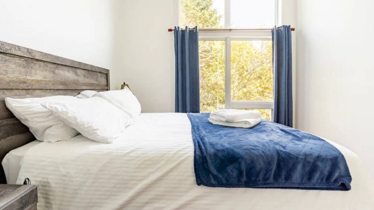 Ashfield-Colborne-Wawanosh Cottage | Lakefront Majestic Getaway with Hot Tub and Sunsets!
