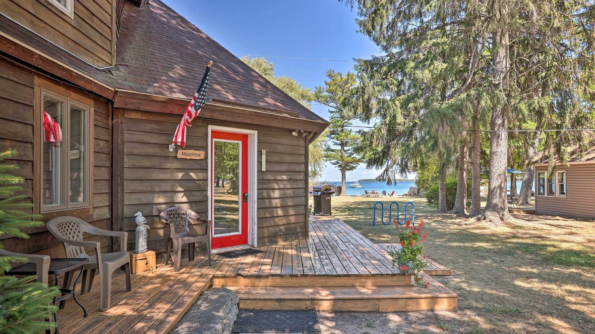 Suttons Bay Cottage | Lakefront 'Manitou Cottage' < 1 Mi to Downtown!