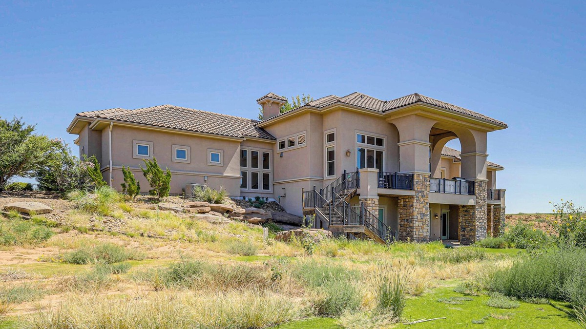 Tucumcari House | Lakefront Mansion: Game Room & Deck in New Mexico!
