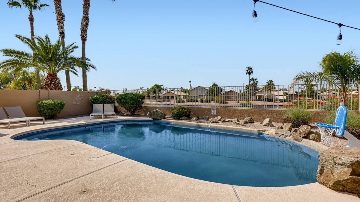 Desert Sands Golf Country House | 🌵🌴Lakefront Mesa family home+ private HEATED pool (no extra fee!)