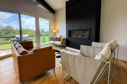 Grey Highlands House | Lakefront Modern Cottage 25 mins to Blue Mountain