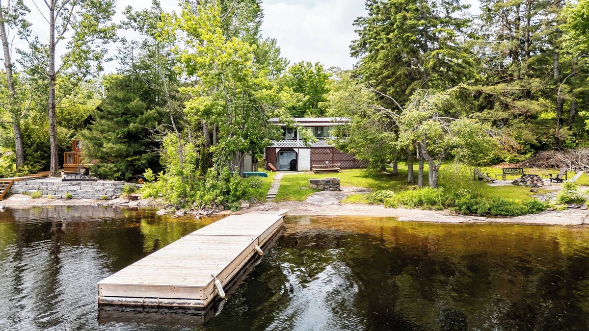 MacTier House | Lakefront Muskoka Retreat 4 Bedroom Cottage