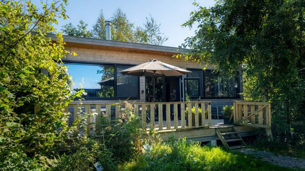 Birstum Cabin | Lakefront Nature House with own shared dock in Friesland: Reade Wikel