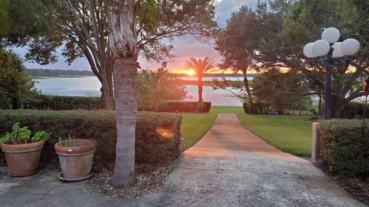 Lake Wales House | Lakefront Near Legoland Easy Drive to Disney/Theme Parks