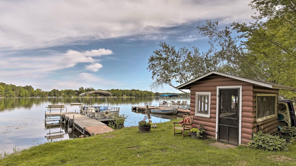 New Auburn Apartment | Lakefront New Auburn Apartment w/Shared Dock