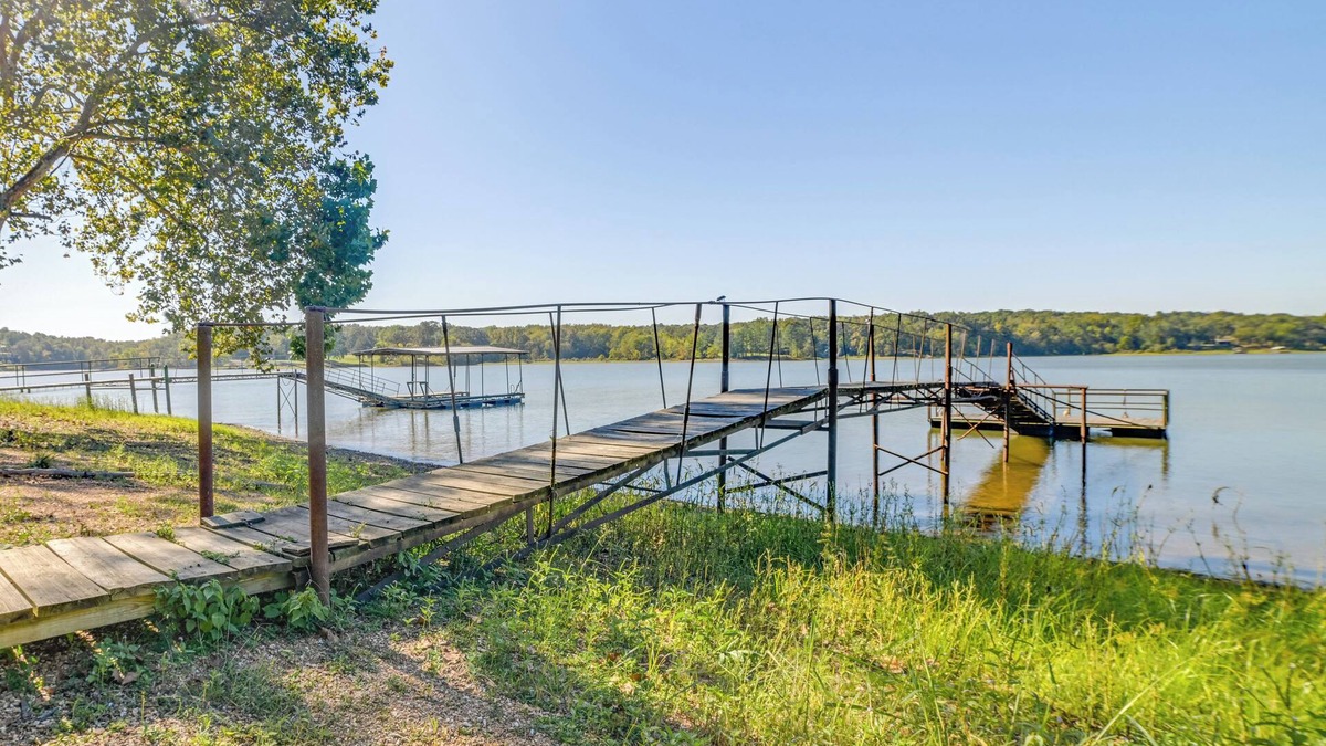 New Concord House | Lakefront New Concord Paradise w/Screened Porch!