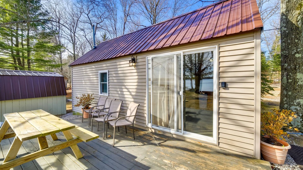 Newberry Apartment | Lakefront Newberry Studio w/Fire Pit!