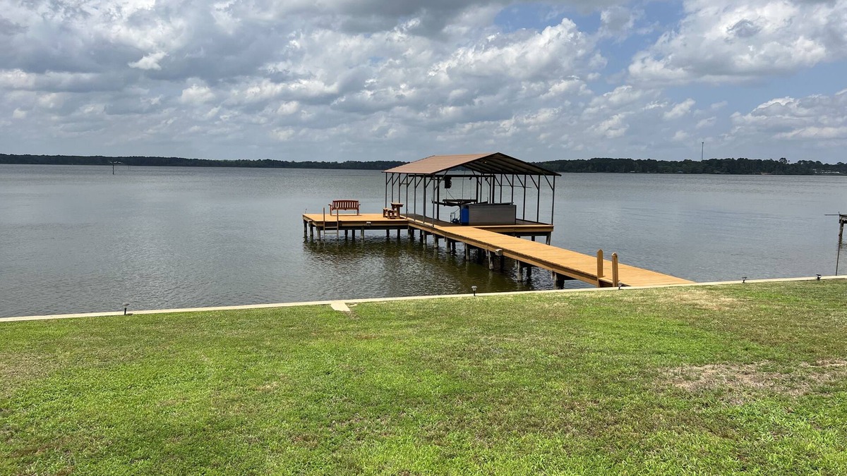 Larue Cottage | Lakefront Oasis with Private Boat Dock on Lake Palestine