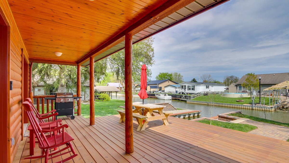 Nashport House | Lakefront Ohio Home - Dock Space, Fire Pit & Grill