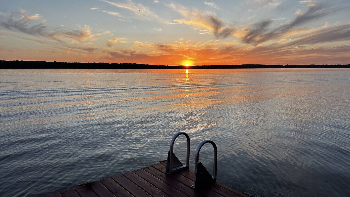 Big Sandy House | LAKEFRONT ON KENTUCKY LAKE: Sleeps up to 12! 3 King Beds + Bunk Room