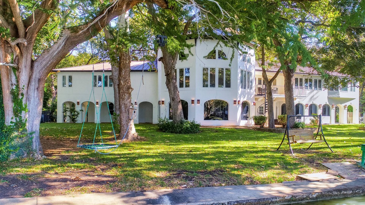 McQueeney House | Lakefront on Lake McQueeney + Sleeps 22 - Viviane!