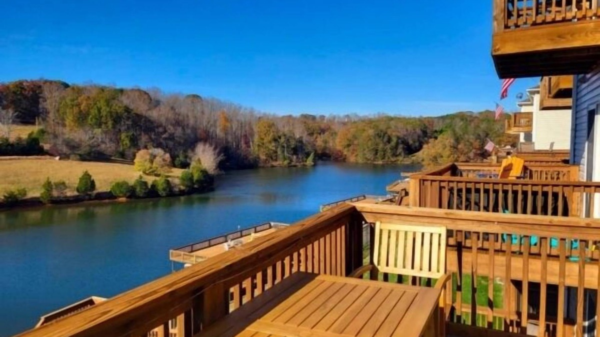 Hardy House | Lakefront on quiet cove, stylishly updated with modern amenities, 3 decks, Blackstone, kayak
