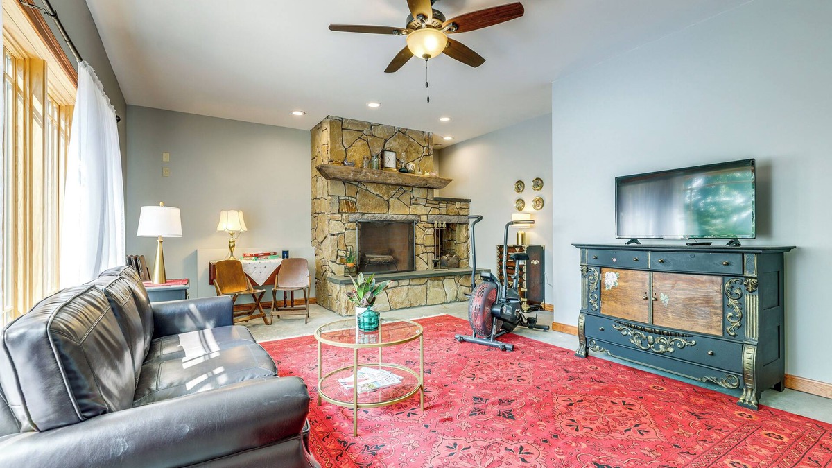 Orange Apartment | Lakefront Orange Vacation Rental - Pet Friendly!