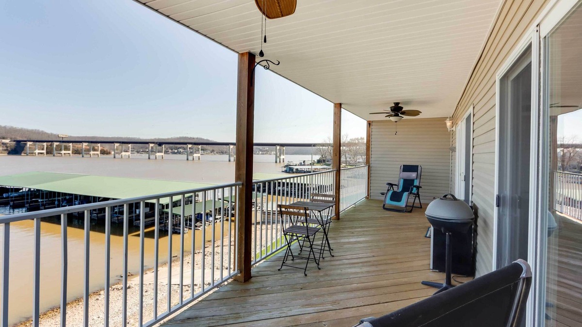 Camdenton Condo | Lakefront Ozark Condo w/Spacious Balcony!