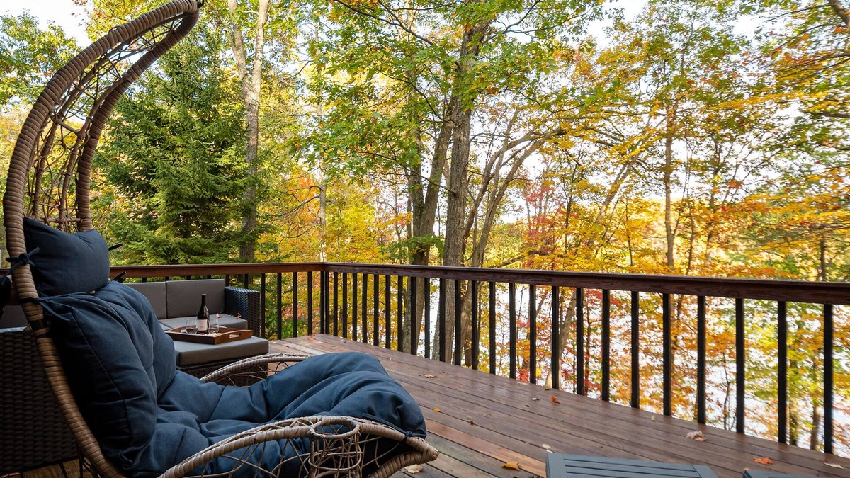 McHenry Ski Chalet | ✔ Lakefront paradise & lake toys included! Hot Tub~Dock~Game room & Fire-pit!