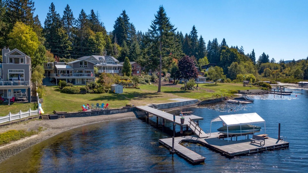 Bellingham House | Lakefront Paradise: Private Beach, Water Sports, Stunning Sunsets, Sleeps 8
