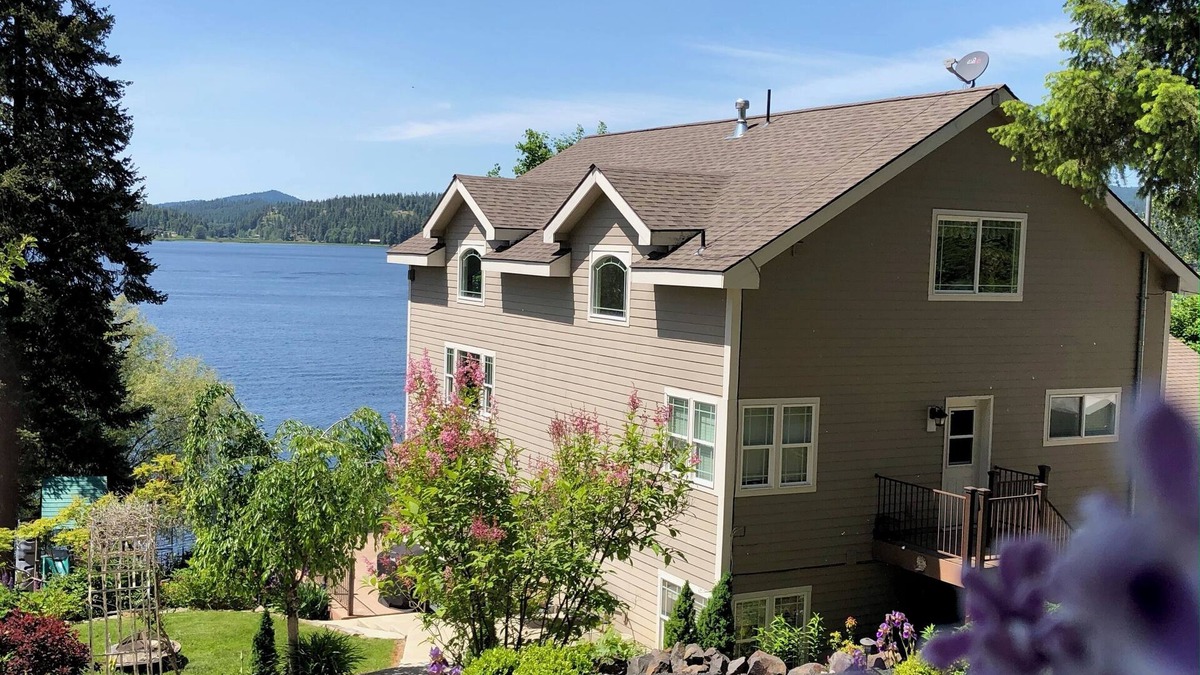 Hauser House | Lakefront Paradise-Sleeps 21+, Dock, Hot Tub, Games, Kayaks, Playground & more!