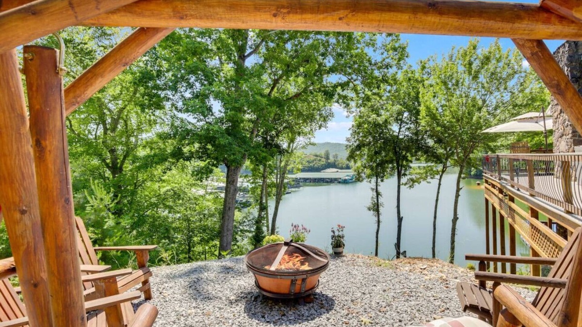 New Tazewell House | Lakefront Paradise Island
