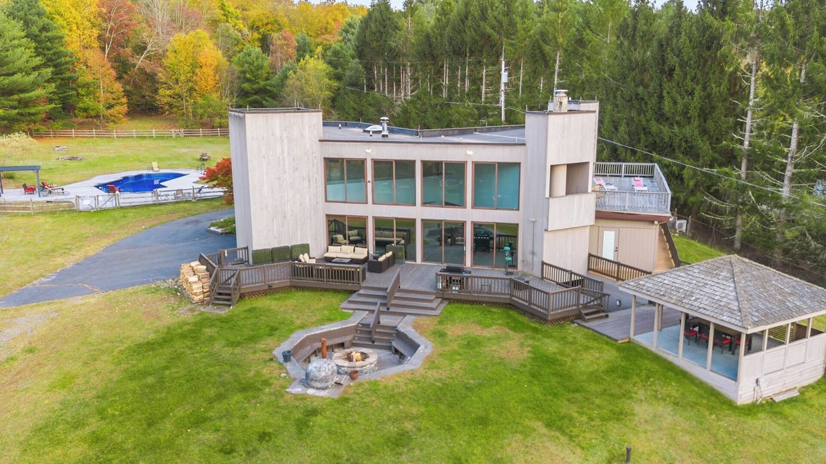 Monticello House | Lakefront Paradise: Views, Heated Pool, Games! Summer & Winter Fun For Everyone!