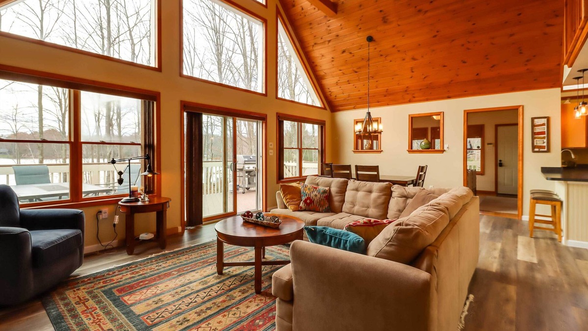 Pocono Lake House | Lakefront Poconos Family Home w/Pool Access