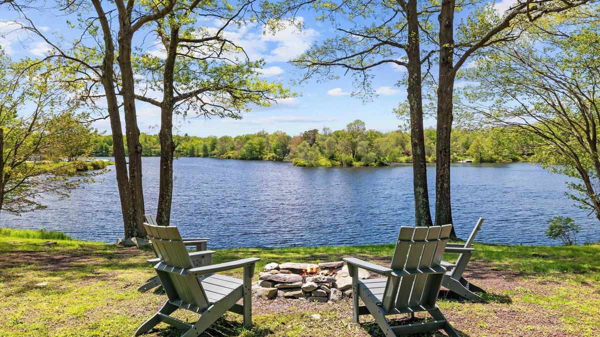 Long Pond House | Lakefront Poconos Stay- Kayaks, Fire Pit & Hot Tub