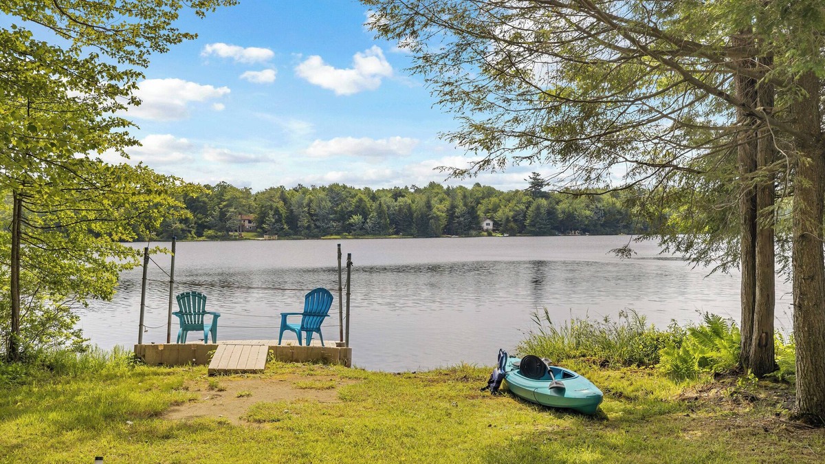 Pocono Summit House | Lakefront Poconos, Family Friendly, Firepit, Kayak, Games, Pet friendly
