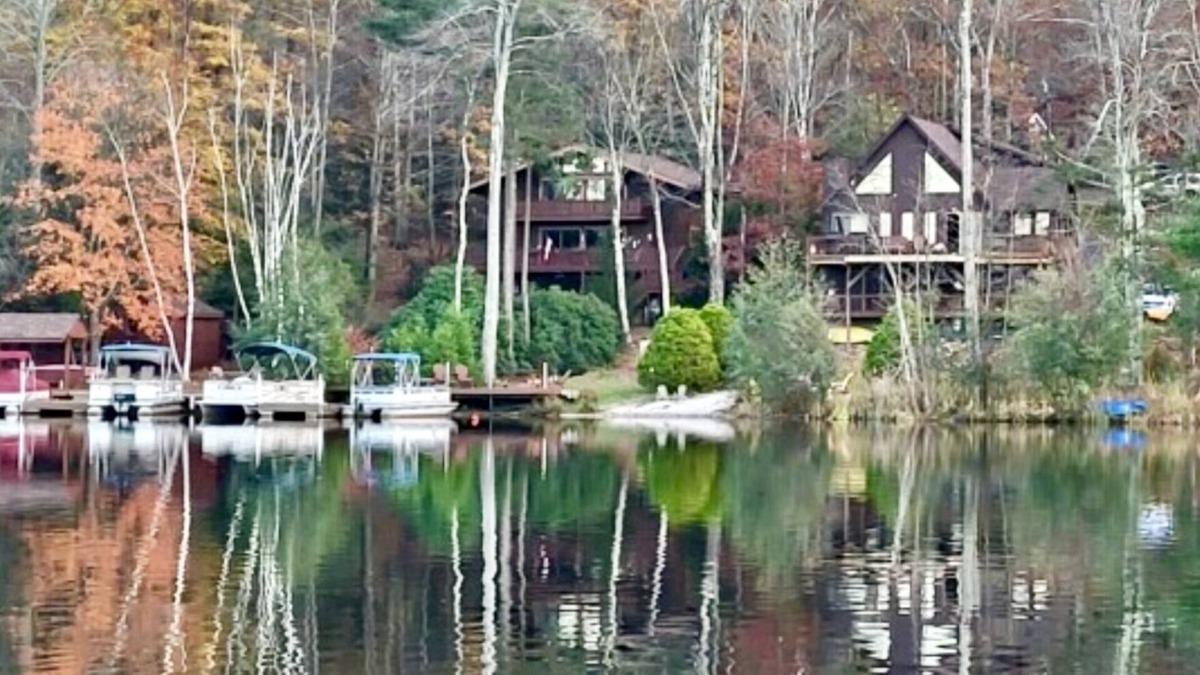 Drums Ski Chalet | LAKEFRONT! Pontoon boat, hottub, firepit/place, Billiards, ping pong, fooseball