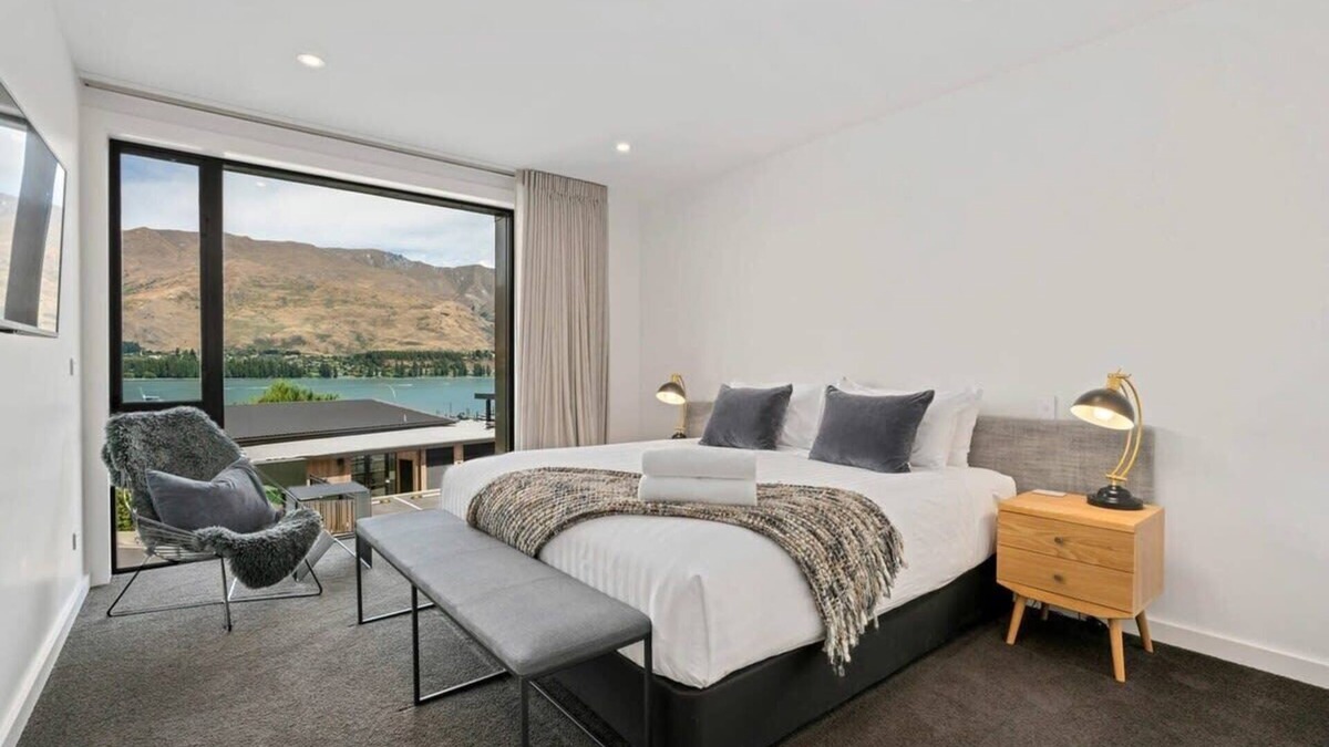 Wanaka Apartment | Lakefront Premier Studio